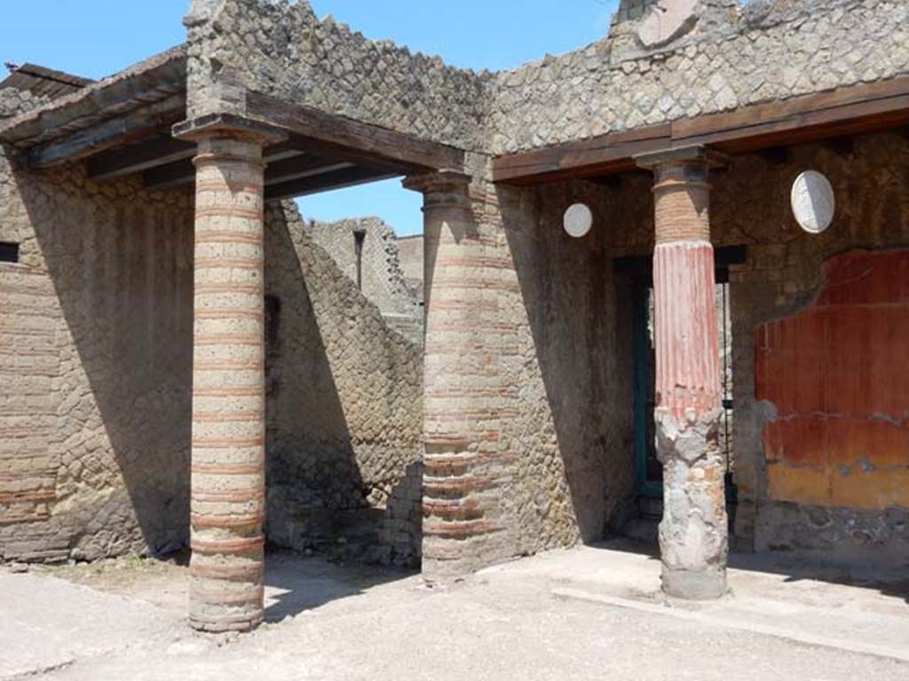 Ins. Orientalis I, 2, Herculaneum. May 2018. Looking towards north-west corner of atrium.
Photo courtesy of Buzz Ferebee.